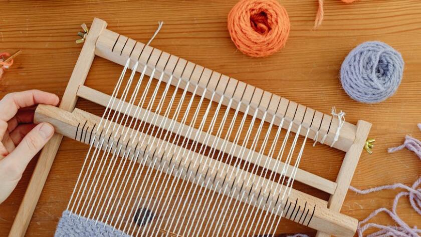 Kako započeti rad s vunom: kompletan vodič za početnike - Pexels Photo 6634280 Close Up Of Woman Hands Making Obrtni Work With Wool And Loom Patentiran U