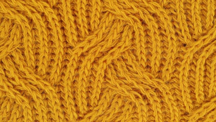 Material textil tricotat maro